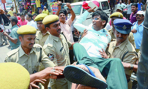 Police personnel detain CPM activists in Visakhapatnam. Police personnel detain CPM activists in Visakhapatnam.